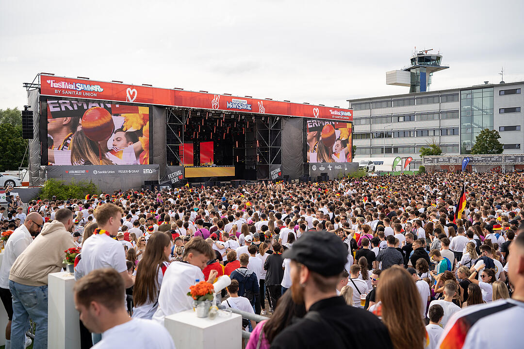 Fans schauen das EM-Viertelfinale zwischen Duetschland und Spanien in Nürnberg