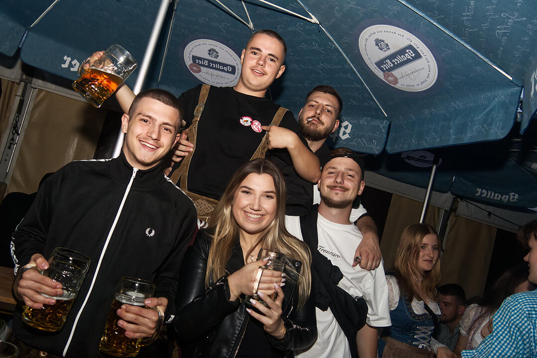 Die Partyband "Die Stodlrocker" spielten am Freitag zum Auftakt.