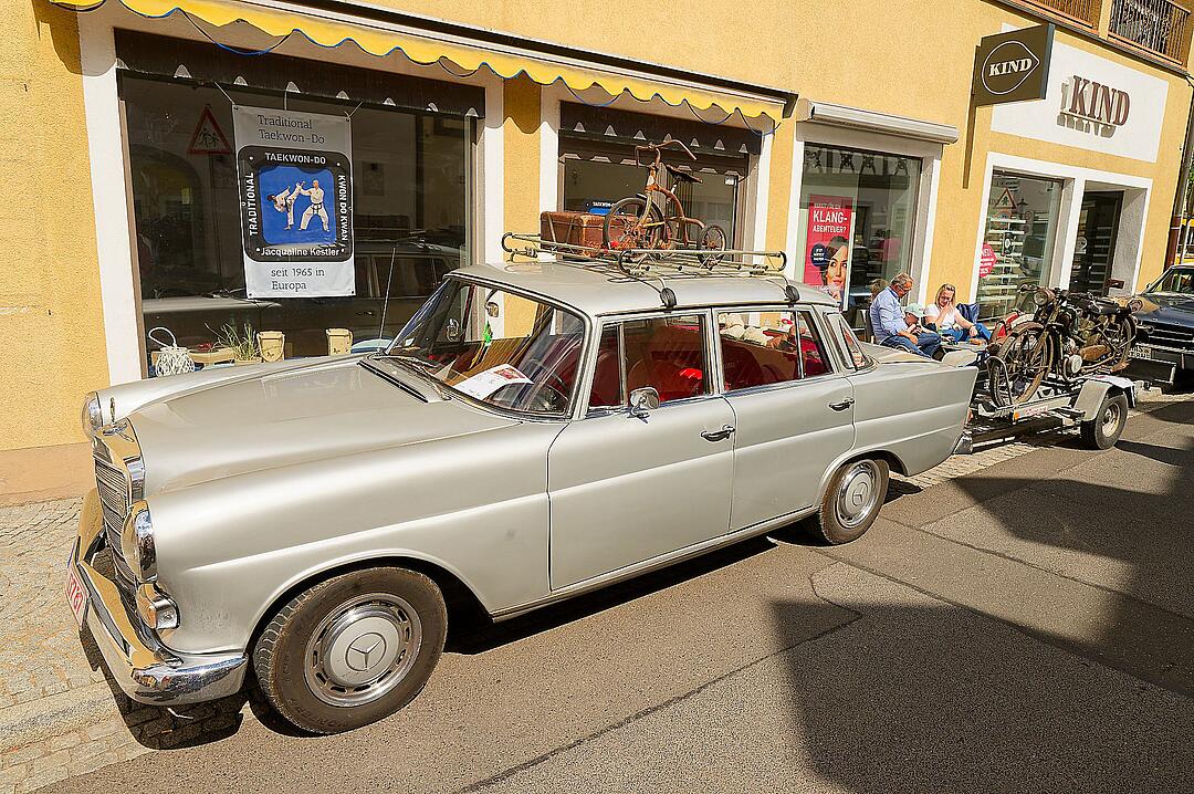 Historische Automobile und Motorräder