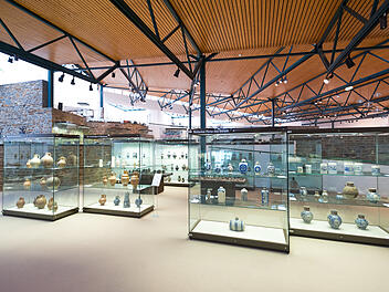Im Keramikmuseum in Höhr-Grenzhausen, dem größten seiner Art in Europa, bekommen Besucher einen lebendigen Eindruck von der Geschichte und Fertigung der Steinzeuggeschirre.