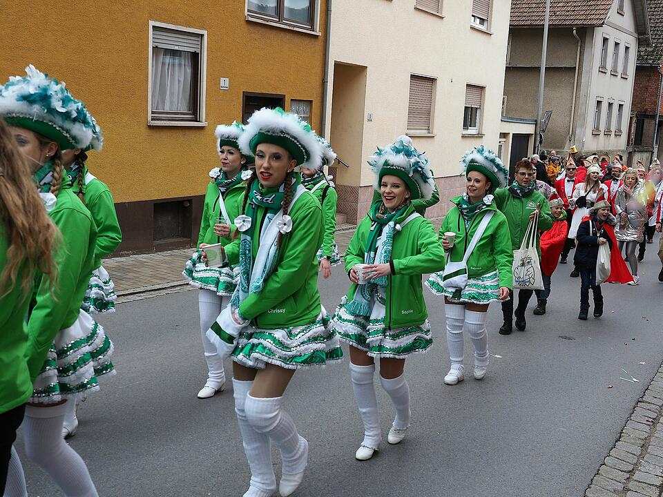 Mit vielen Fuß- und Musikgruppen