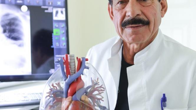 Mohammed Maktabi zeigt das Modell einer Lunge. Das Organ liegt zusammen mit dem Herzen und den großen Blutgefäßen in der Brusthöhle und ist lebenswichtig: Durch das Atmen versorgen wir unser Blut und die Organe mit Sauerstoff.  Fotos (2): Barbara Herbst