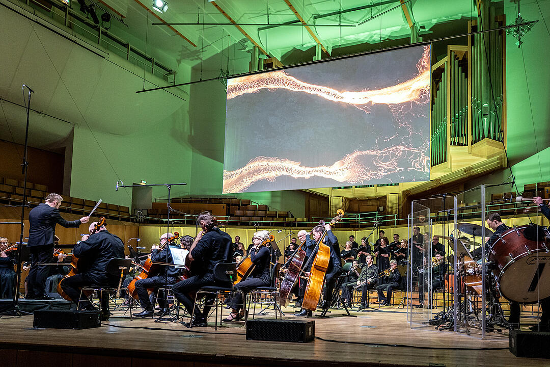 Großes Orchester, Solisten und Sänger!