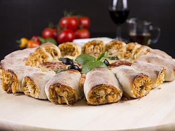 Leckere Pizzasonne ofenfrisch serviert