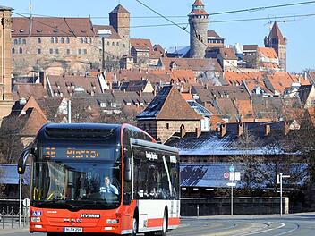 Ein Hybridbus  der Nürnberger Verkehrsaktiengesellschaft (VAG) in der Innenstadt der Frankenmetropole Peter Roggenthin/VAG