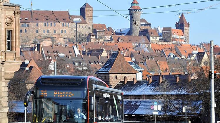 Ein Hybridbus  der Nürnberger Verkehrsaktiengesellschaft (VAG) in der Innenstadt der Frankenmetropole Peter Roggenthin/VAG