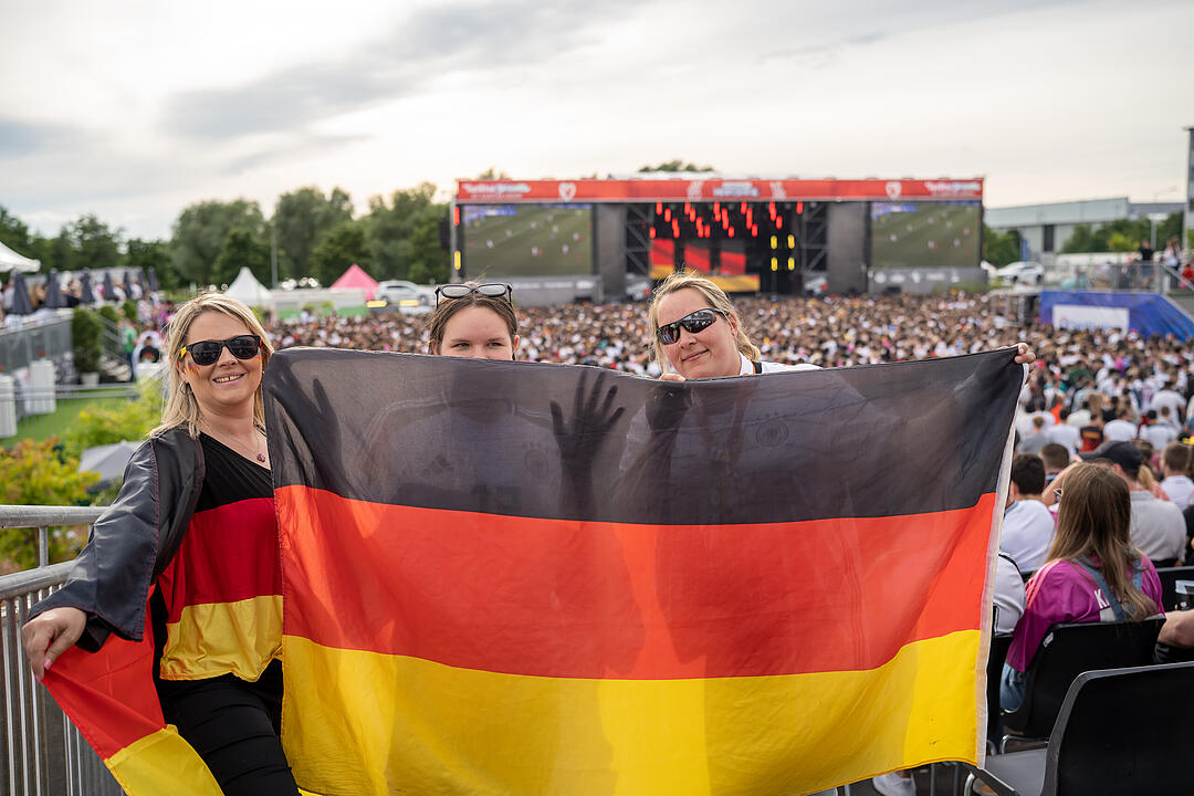 Fans schauen das EM-Viertelfinale zwischen Duetschland und Spanien in Nürnberg