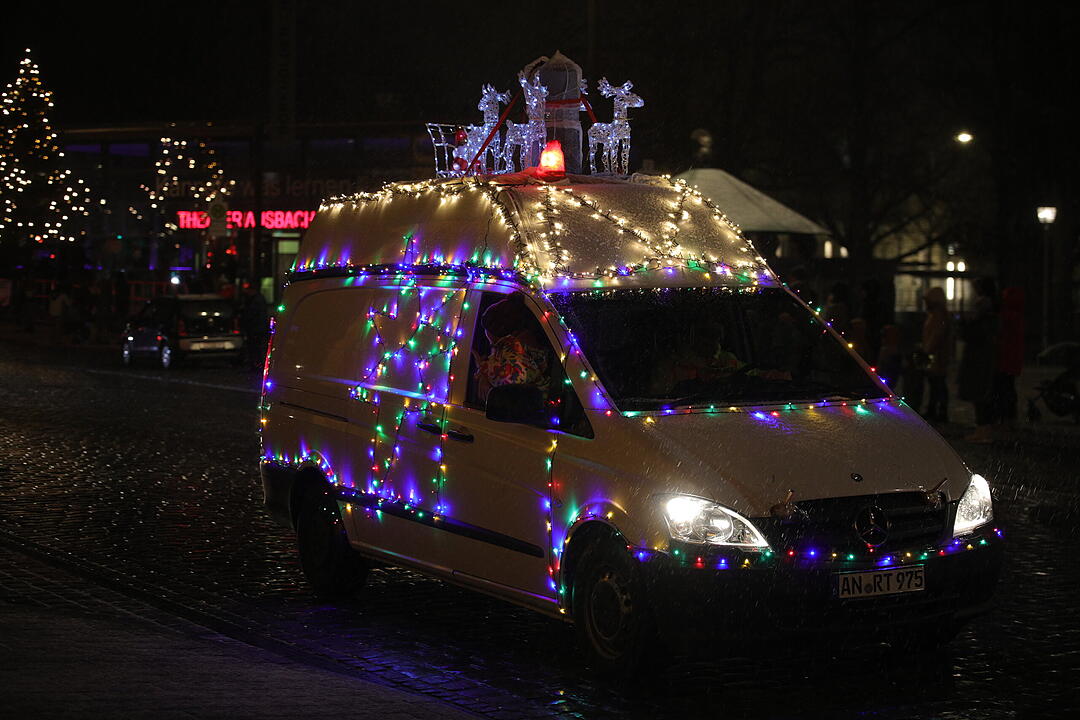 Weihnachtliche Lichterfahrt: Dutzende beleuchtete Traktoren fahren durch Ansbach