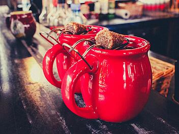 Ein Glühwein oder Punsch darf bei keinem Weihnachtsmarktbesuch fehlen.