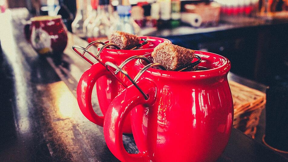 Ein Glühwein oder Punsch darf bei keinem Weihnachtsmarktbesuch fehlen.