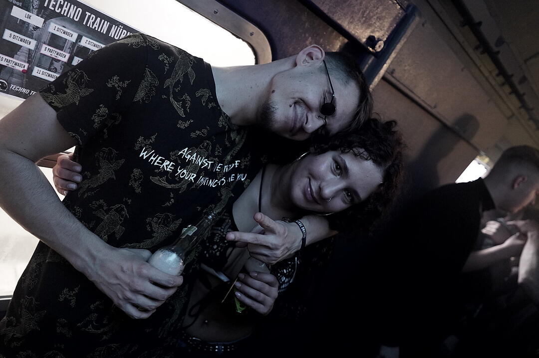 Party im Zug - Raver*innen tanzen zu Techno-Beats