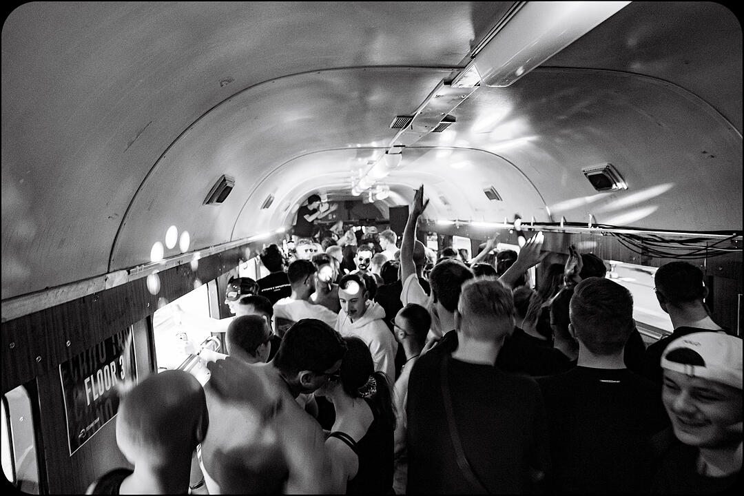 Hard Techno und Trance in drei verschiedenen Party-Waggons!