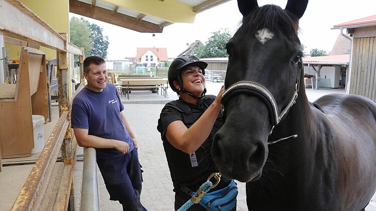 Auf dem Bärnhof ist die Atmosphäre locker, man duzt sich. Rainer Hansen hatte 150 Gäste und natürlich alle Reiter wie Petra (mit Pferd Sandy) zu seinem Polterabend eingeladen. Foto: Matthias Hoch