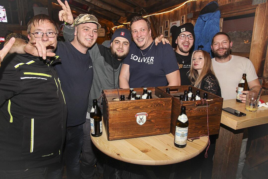 Beste Partystimmung bei voller Hütte.