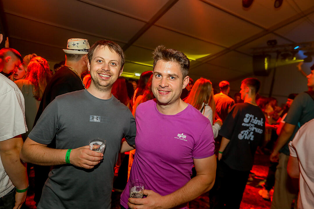 Partyzeltdorf mit 5 Areas!