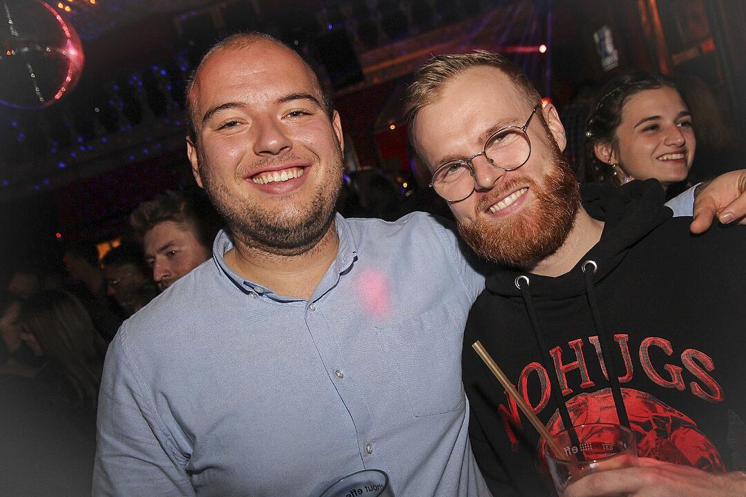 Volles Haus, erwachsene Partypeople und eine ausgelassene Feier!