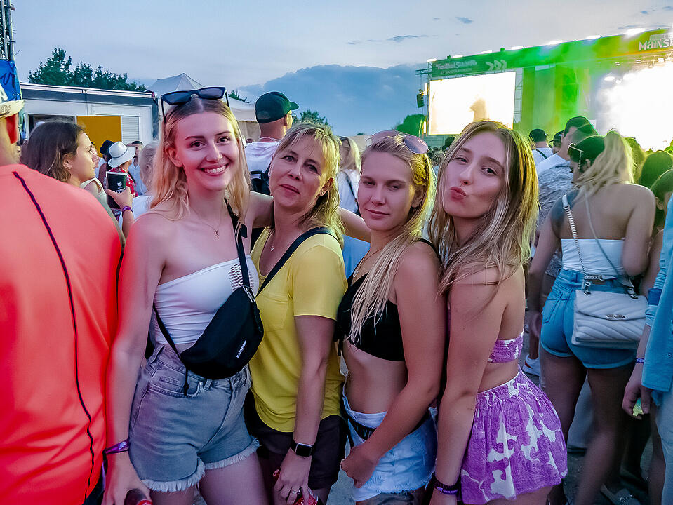 Mit internationalen und nationalen Live-Acts!