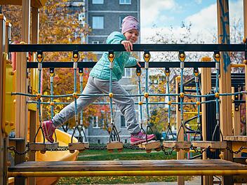 Auf dem Spielplatz gibt es immer etwas zu entdecken.