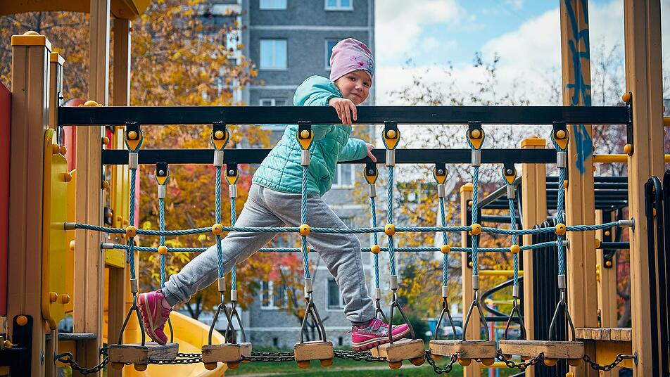 Auf dem Spielplatz gibt es immer etwas zu entdecken.