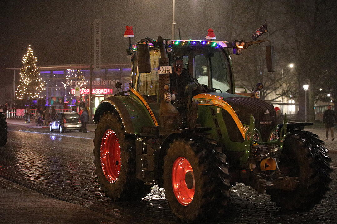 Weihnachtliche Lichterfahrt: Dutzende beleuchtete Traktoren fahren durch Ansbach