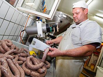 Guido Hübschmann in der Wurstküche seiner Metzgerei im Zentrum Ebermannstadts beim Wursteln  Foto: Matthias Hoch