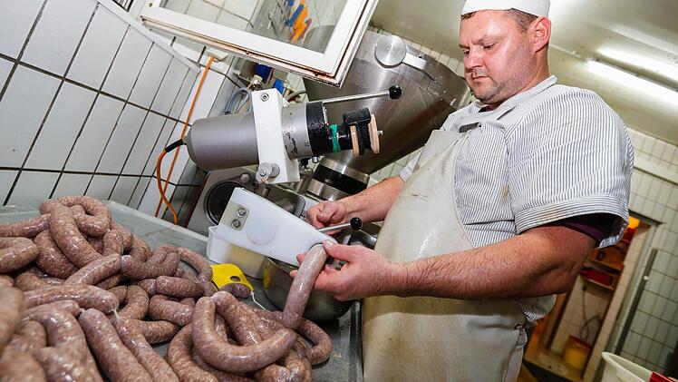 Guido Hübschmann in der Wurstküche seiner Metzgerei im Zentrum Ebermannstadts beim Wursteln  Foto: Matthias Hoch