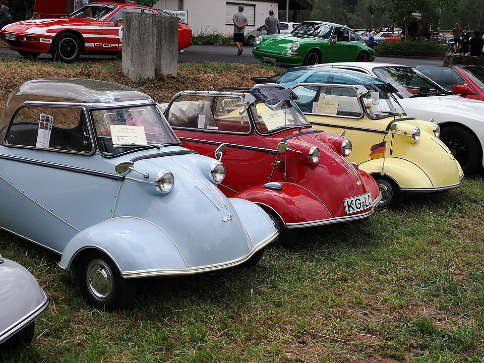 Oldtimer, US Cars, Traktoren und Motorräder.