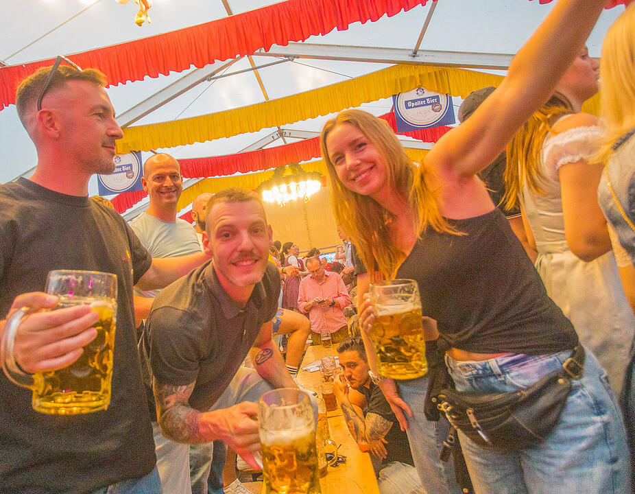 Musik im Festzelt gab es mit der Band "KLOSTERGOLD"