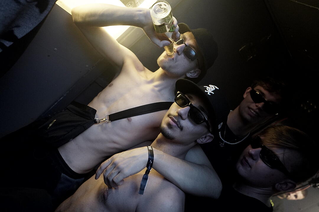 Party im Zug - Raver*innen tanzen zu Techno-Beats