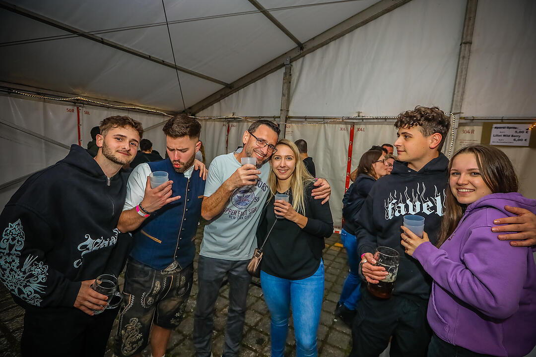 Samstagsparty im Festzelt!