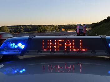Schwerer Verkehrsunfall in Hessen: Ein 22-jähriger Autofahrer  kam  von der Fahrbahn ab und überschlug sich mehrfach auf der abschüssigen Böschung.  Symbolbild: Stefan Puchner/dpa