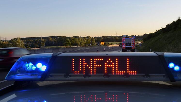 Schwerer Verkehrsunfall in Hessen: Ein 22-jähriger Autofahrer  kam  von der Fahrbahn ab und überschlug sich mehrfach auf der abschüssigen Böschung.  Symbolbild: Stefan Puchner/dpa