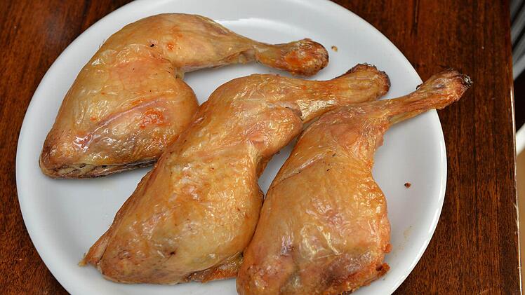 Die Hähnchenschlegel sind fertig, guten Appetit!