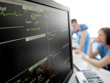 So sieht die Stroke-Unit einer Klinik in Hamburg-Altona aus. Diese Spezialstationen sollen eine optimale Versorgung für Schlaganfall-Patienten bieten. . Foto: Angelika Warmuth, dpa