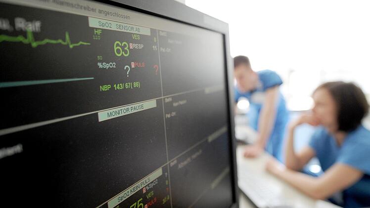 So sieht die Stroke-Unit einer Klinik in Hamburg-Altona aus. Diese Spezialstationen sollen eine optimale Versorgung für Schlaganfall-Patienten bieten. . Foto: Angelika Warmuth, dpa