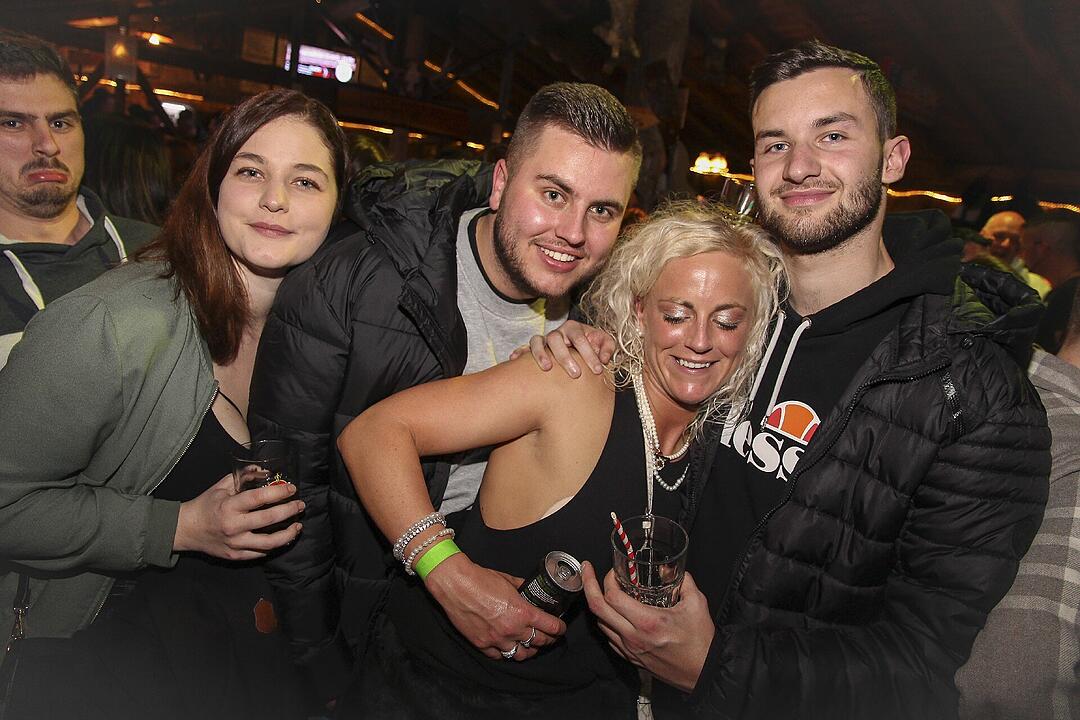 Beste Partystimmung bei voller Hütte.