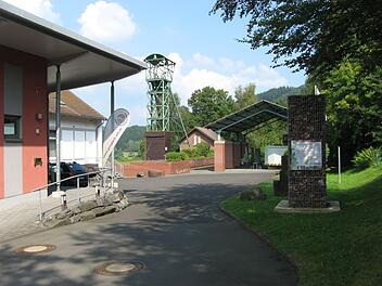 Die Außenanlage des Bergbaumuseums Altenkirchen in Herdorf-Sassenroth mit dem 15 Meter hohen Förderturm.
