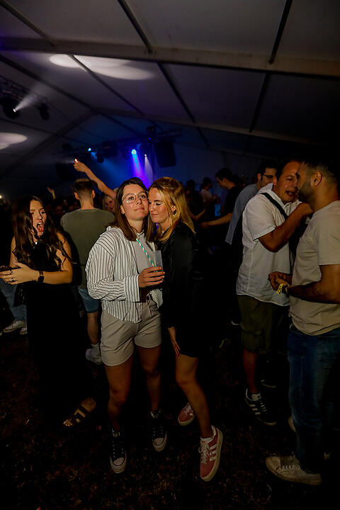 Partyzeltdorf mit 5 Areas!
