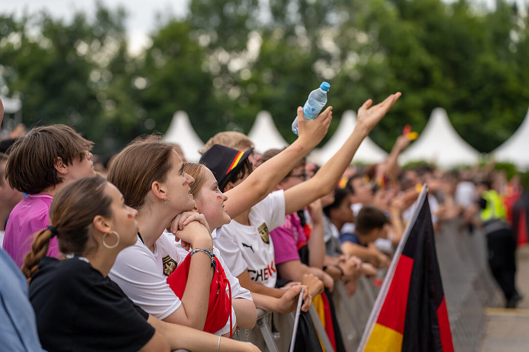 Fans schauen das EM-Viertelfinale zwischen Duetschland und Spanien in Nürnberg
