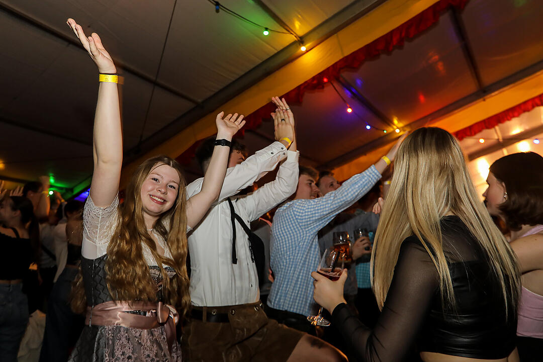 Beste Stimmung beim traditionsreichen Zeltweinfest an der Mainschleife!
