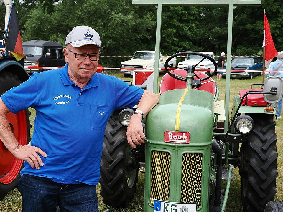 Oldtimer, US Cars, Traktoren und Motorräder.