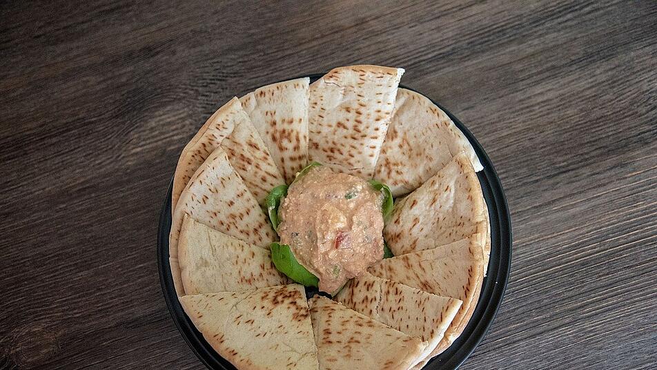 Paprika-Feta-Aufstrich schmeckt hervorragend zu Pita-Brot.