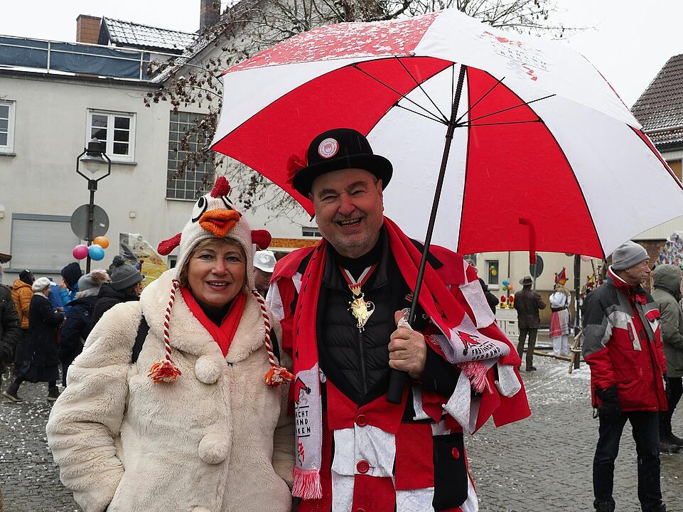 Tausende Besucher beim traditionellen Maskenumzug