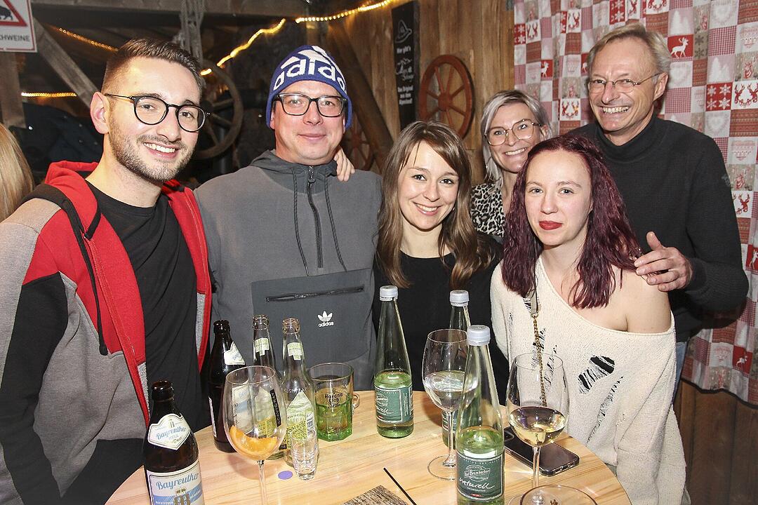 Beste Partystimmung bei voller Hütte.