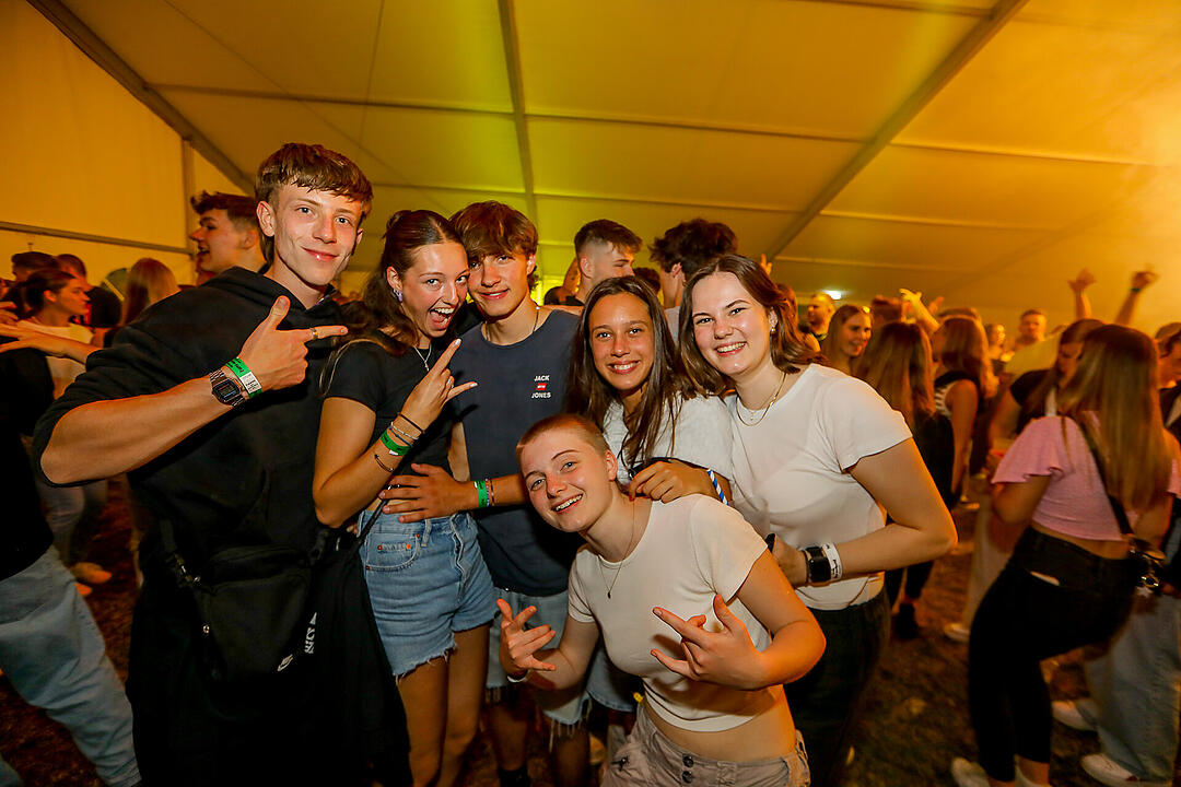 Partyzeltdorf mit 5 Areas!