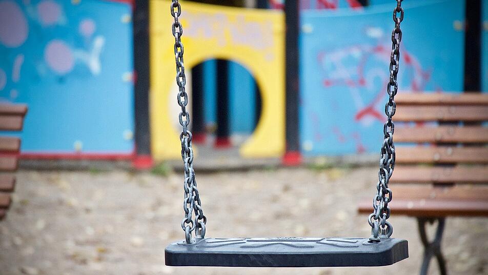 Schaukeln auf dem Spielplatz macht wieder Spaß, sobald es wärmer wird. (Symbolbild)