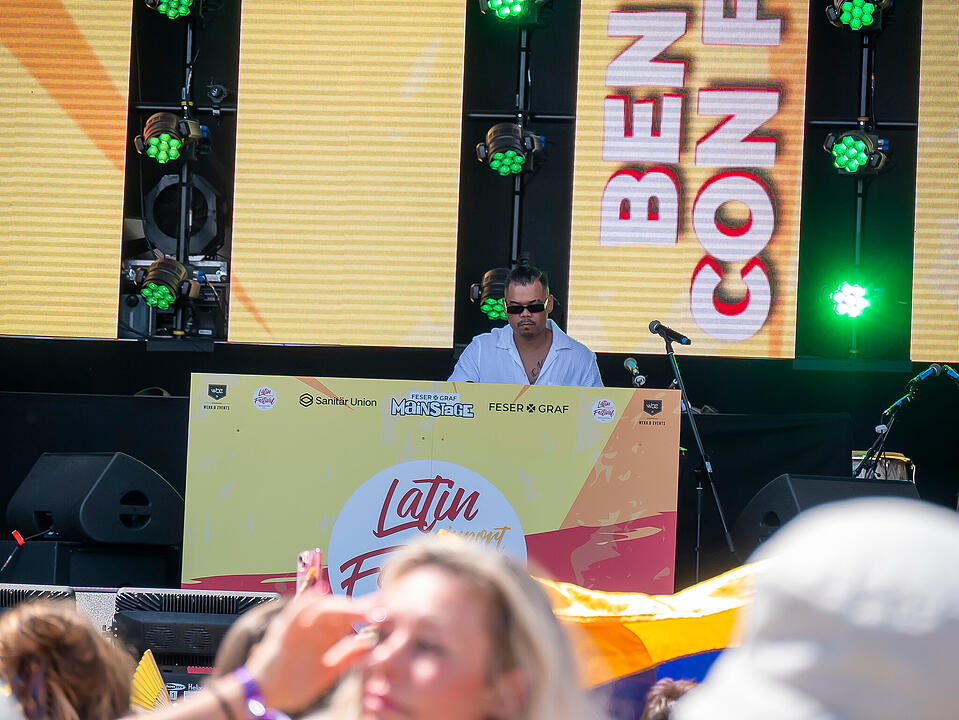 Mit internationalen und nationalen Live-Acts!