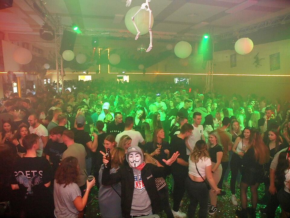 Viele verkleidete Besucher*innen feierten in Oberthulba