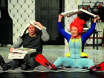 Das Bamberger E.T.A.-Hoffmann-Theater zeigt heuer als Weihnachtsmärchen das "Sams im Glück". Im Bild  sind zu sehen: Herr Taschenbier (Florian Walter) und das Sams (Marie Nest).  Die Theatervorstellungen sind aber nur einer von vielen Programmpunkten, mit denen der 80. Geburtstag Paul Maars in Bamberg gewürdigt wird.  Foto: Martin Kaufhold