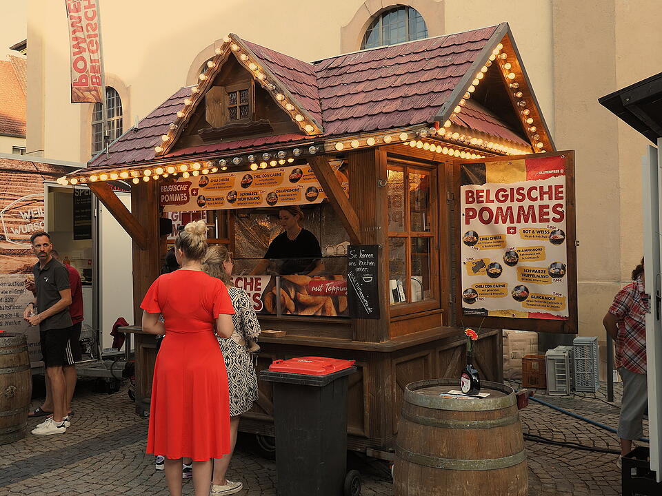 Das Weinfest zieht tausende Besucher an.